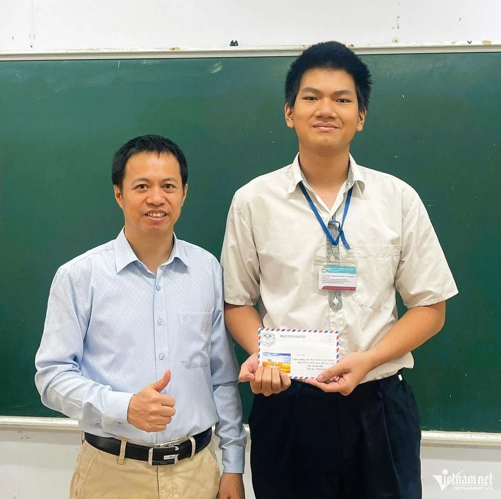 Nam sinh từng được bố 80 tuổi đưa đi thi lớp 10 thành thủ khoa học sinh giỏi Hà Nội - Hình 2