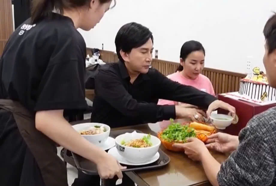 Nghệ sĩ 3 đời vợ từng sở hữu 1.000 cây vàng, nay đi bán phở bình dân ở Quận 10 - Hình 5