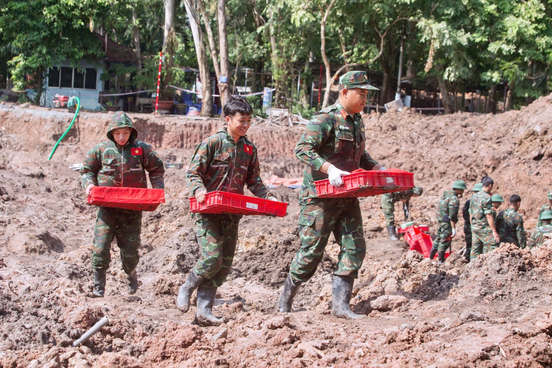 10 ngày sau lễ truy điệu, tìm thêm 101 hài cốt liệt sĩ ở công viên Lê Thị Riêng - Hình 1