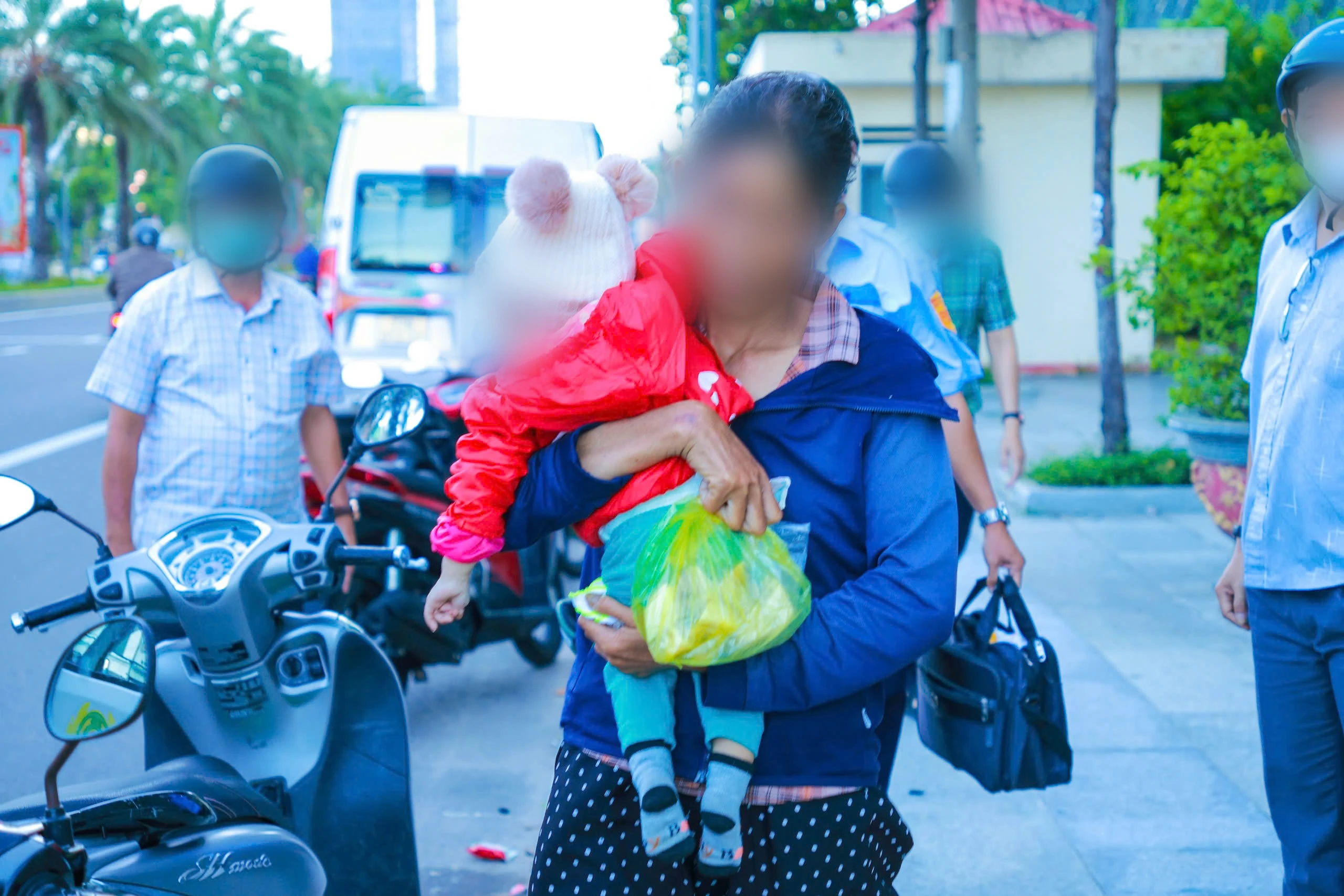 Làm rõ vụ người phụ nữ bế bé gái đi xin tiền ở Quy Nhơn - Hình 1