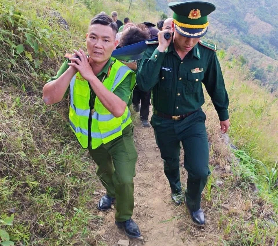 Nam thanh niên rơi xuống vực khi tham quan điểm cực Bắc ở Lũng Cú - Hình 1