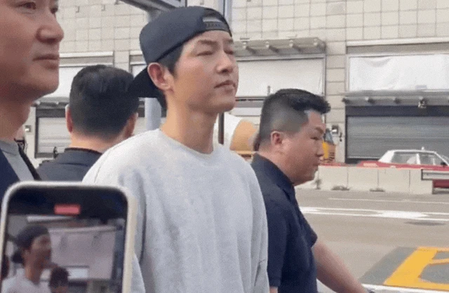 Song Joong Ki mặt nhăn mày nhó, Song Hye Kyo thảnh thơi đến lạ! - Hình 3