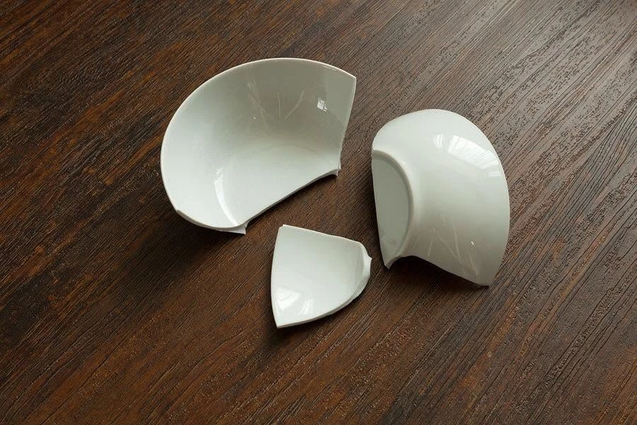 Thương người đàn ông góa vợ, tôi chấp nhận làm mẹ kế của hai đứa trẻ, nào ngờ sau đám cưới, một chiếc bát vỡ lại khiến tôi sợ hãi - Hình 1