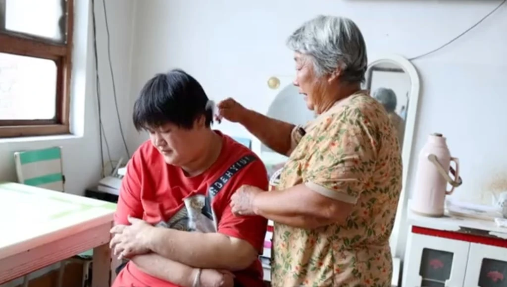 Mẹ chồng Trung Quốc chăm con dâu 17 năm, từ sống thực vật đến khi tỉnh lại - Hình 1