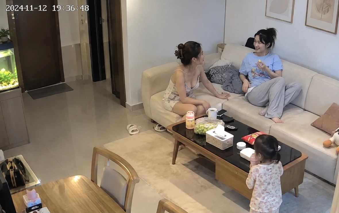Mỗi lần xem camera tôi lại đỏ mặt vì sự vô tư của vợ và cô hàng xóm - Hình 1