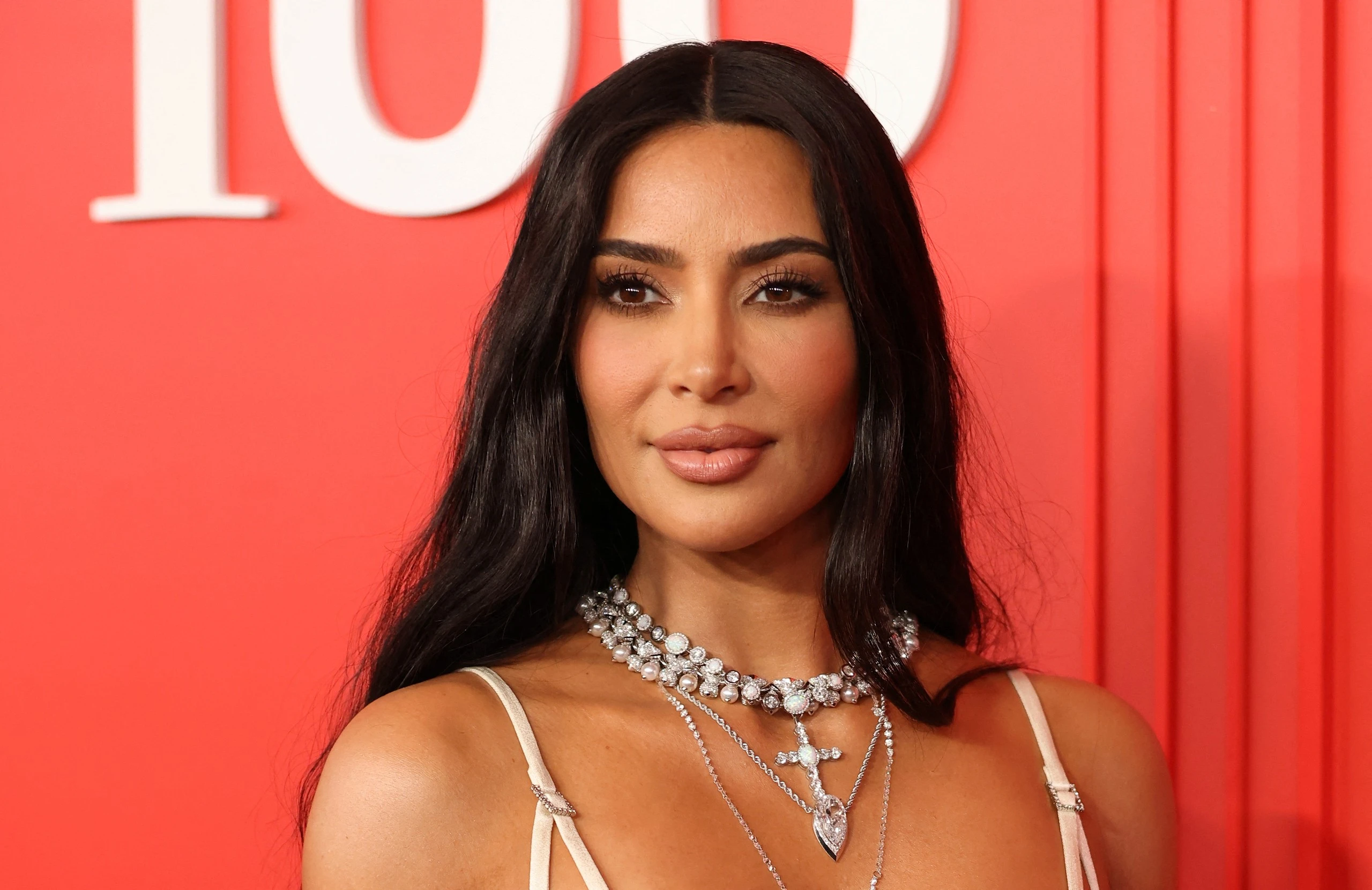 Paris Hilton 17 lần hủy hẹn phỏng vấn trong dự án mới của Kim Kardashian - Hình 1
