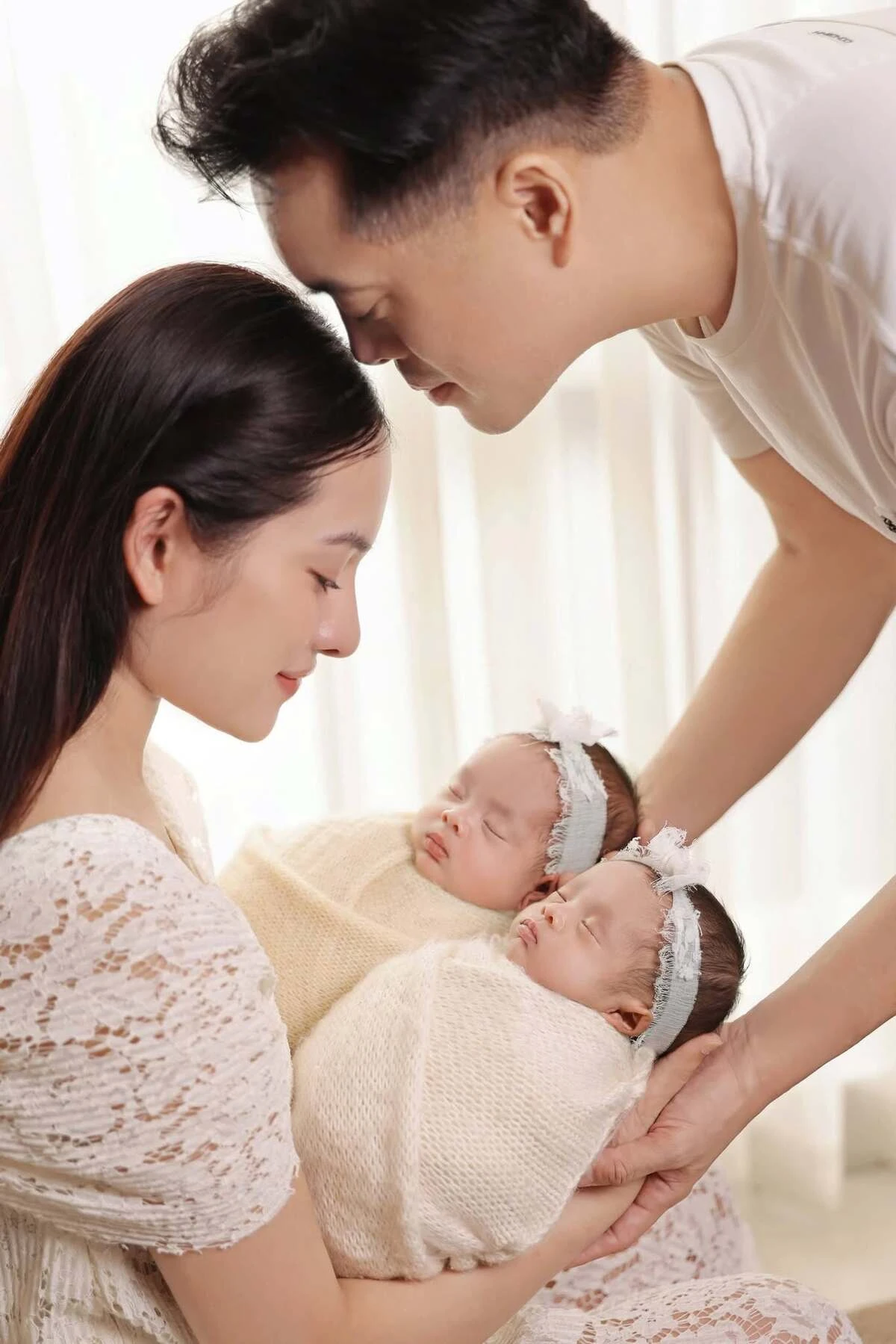 Hai bé gái sinh đôi kháu khỉnh nhà Dương Khắc Linh - Sara Lưu - Hình 3