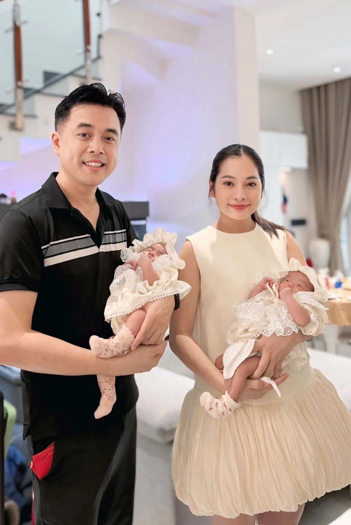 Hai bé gái sinh đôi kháu khỉnh nhà Dương Khắc Linh - Sara Lưu - Hình 1