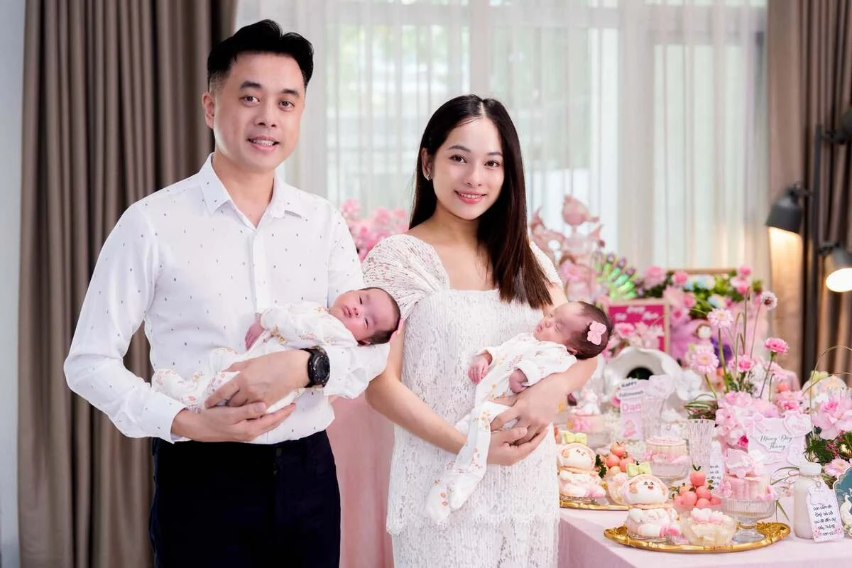 Hai bé gái sinh đôi kháu khỉnh nhà Dương Khắc Linh - Sara Lưu - Hình 5