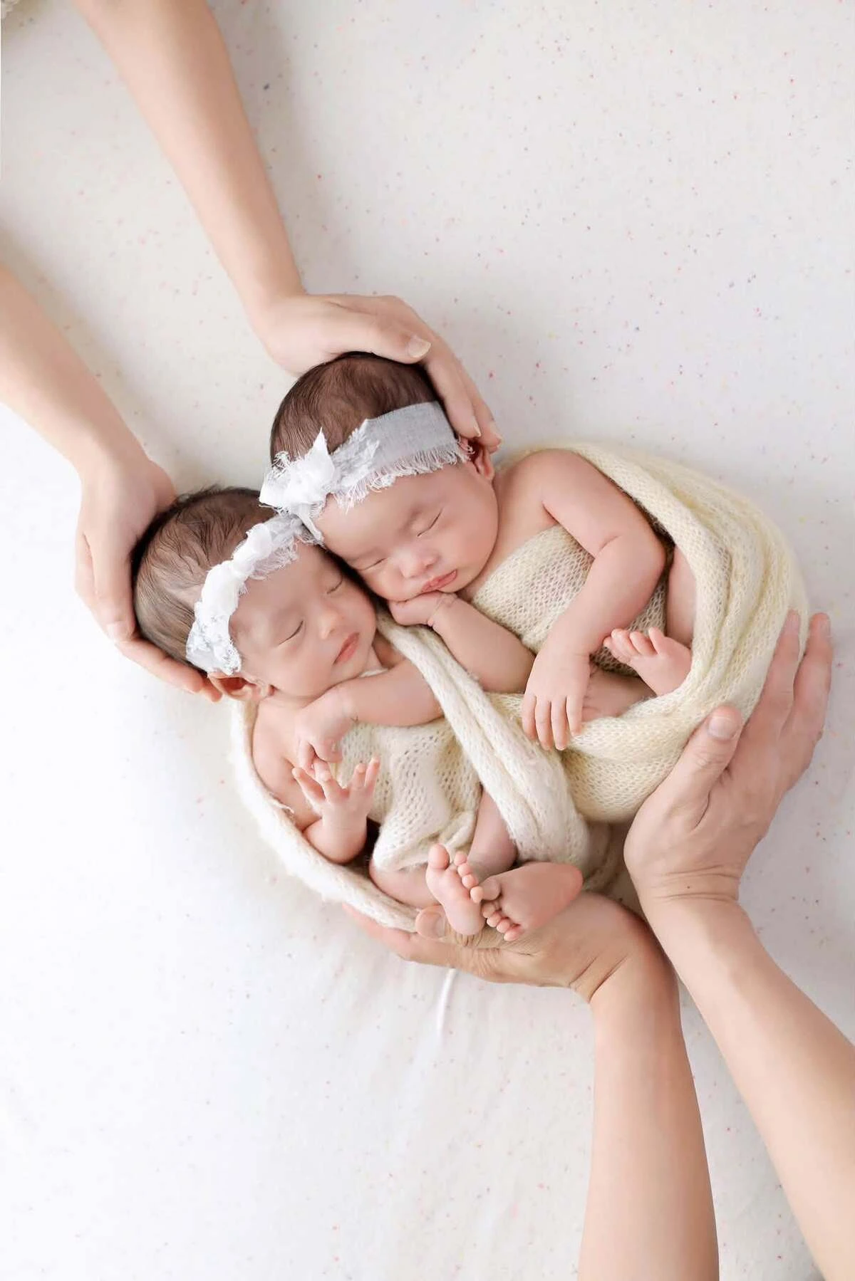 Hai bé gái sinh đôi kháu khỉnh nhà Dương Khắc Linh - Sara Lưu - Hình 8