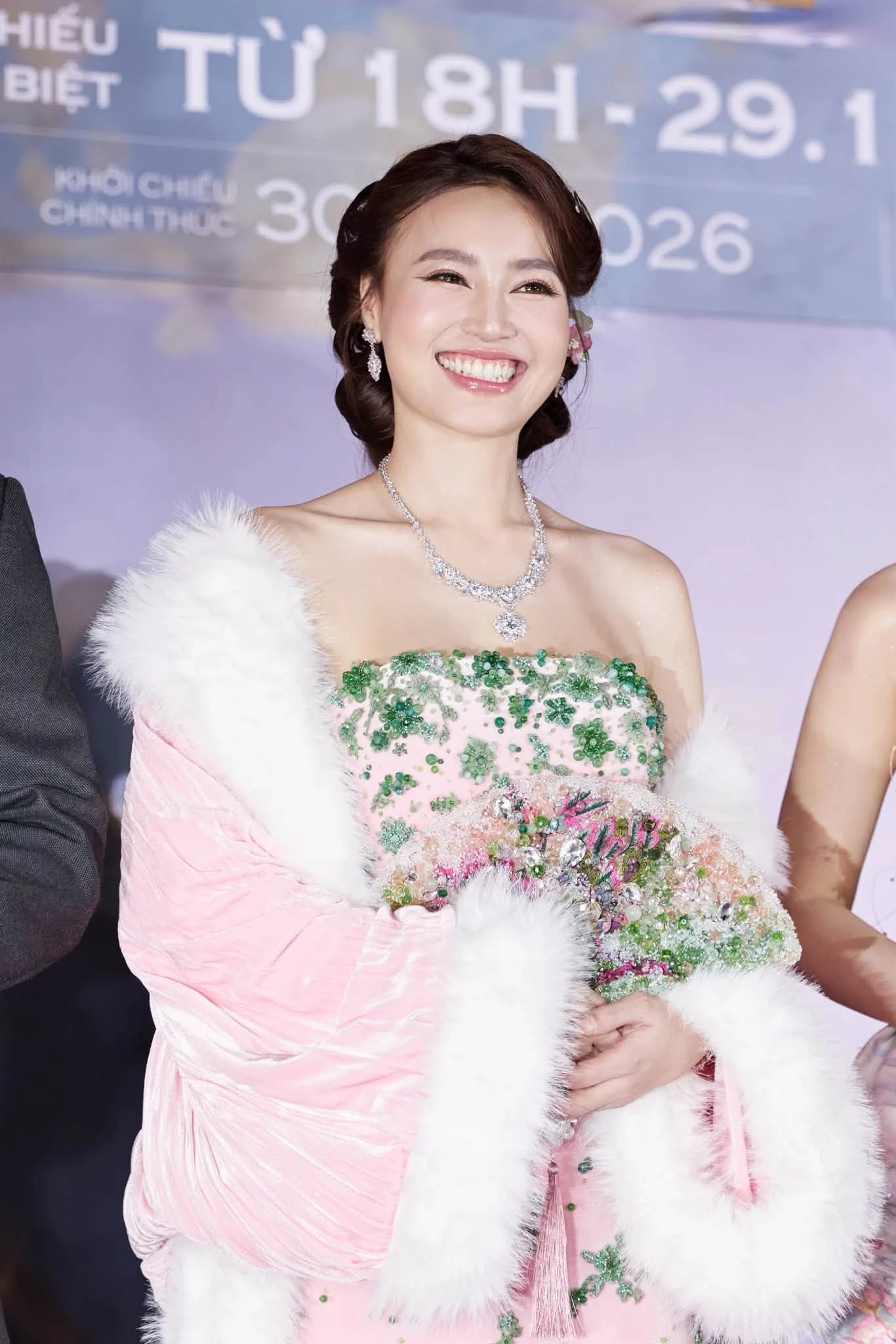 Mỹ nhân Vbiz có đôi chân nửa showbiz ca ngợi hết lời: Hari Won - Will khen nức nở, không mua bảo hiểm hơi phí - Hình 1