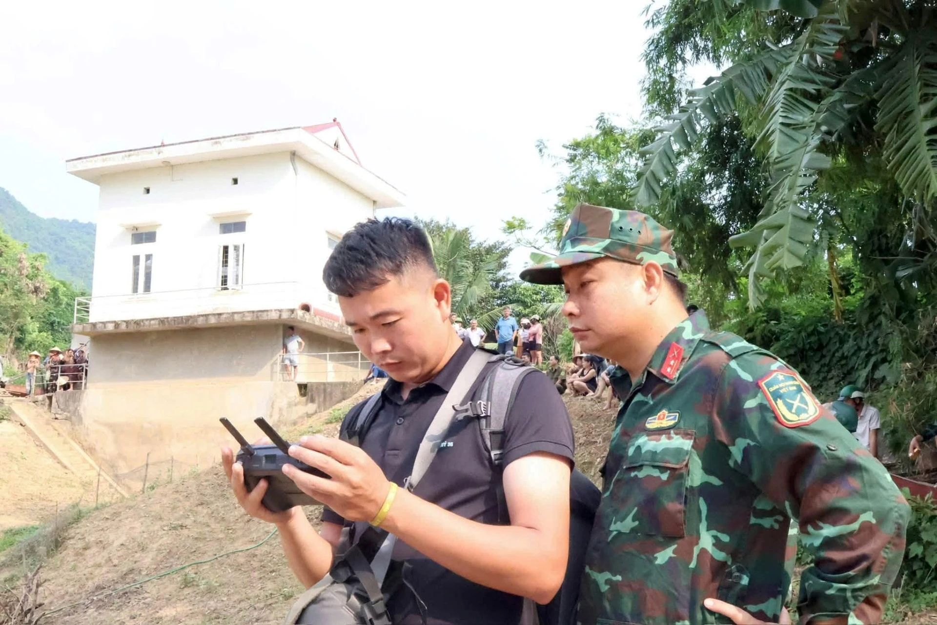 Dùng flycam tìm kiếm hai nam sinh lớp 10 mất tích ở Thanh Hóa - Hình 2