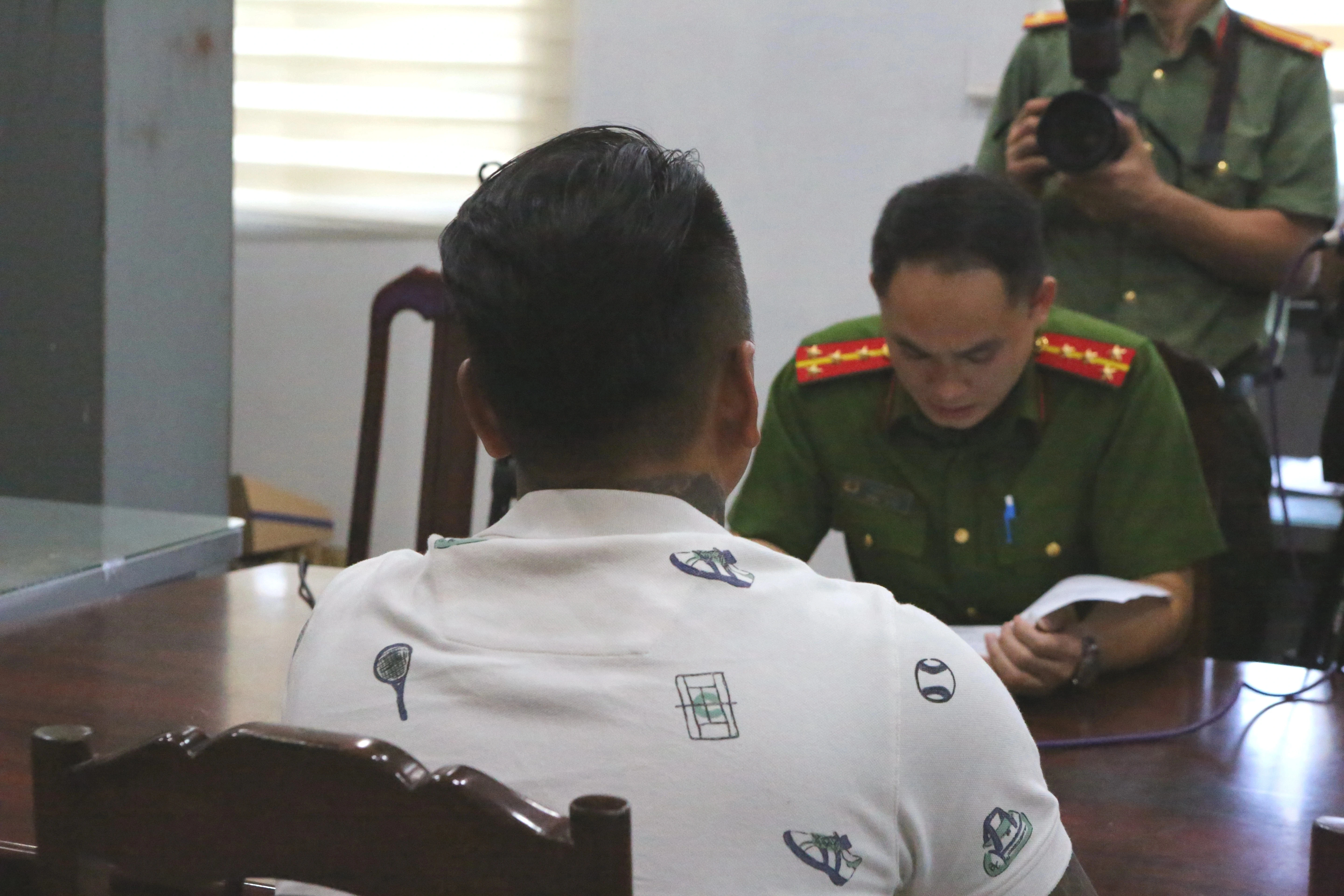 Giang hồ mạng Cọp đen bị khởi tố cùng 19 bị can làm phim bạo lực - Hình 1