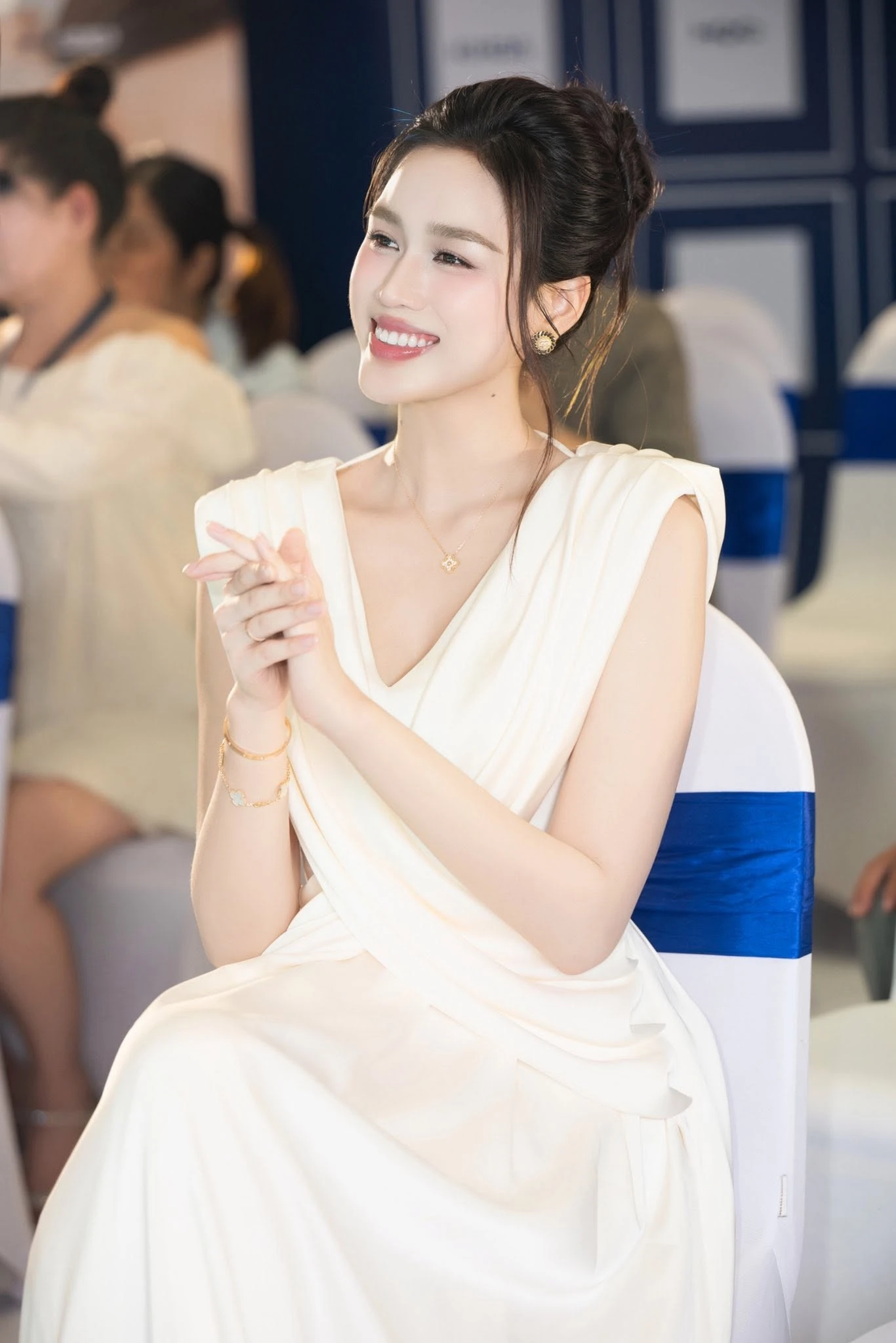 Hoa hậu Đỗ Thị Hà sau kết hôn: Chăm vào bếp, chồng doanh nhân cưng chiều - Hình 12
