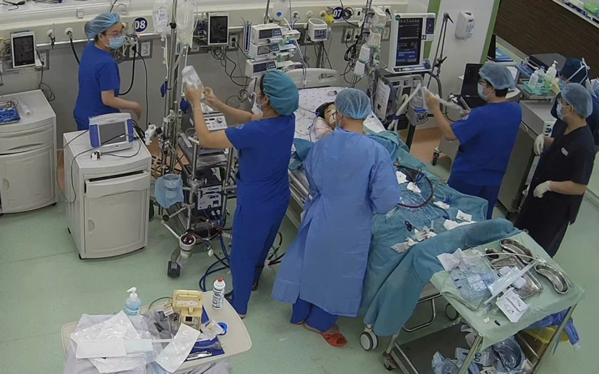 Chạy ECMO gần 12 ngày cứu sống bệnh nhi nguy kịch vì cúm A - Hình 1