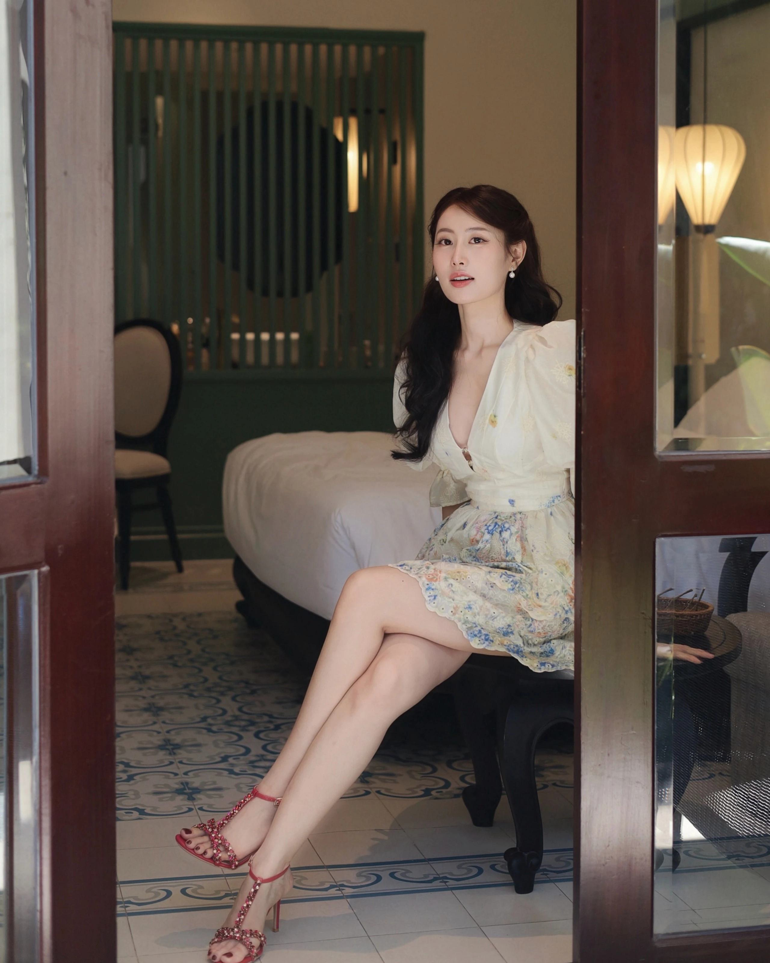 Đính đá trên giày tăng nét lộng lẫy khi dạo bước - Hình 1