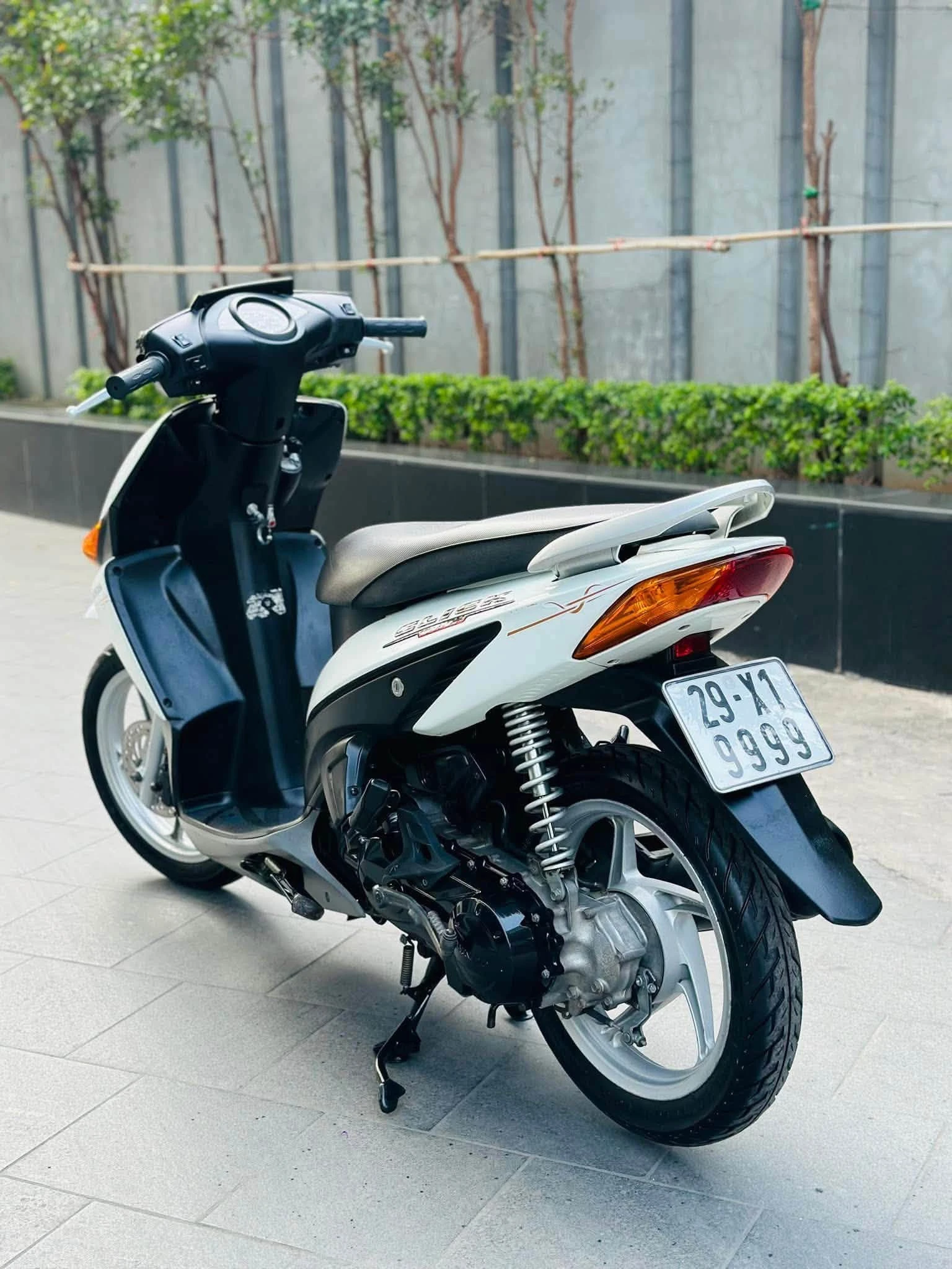 Honda Click 16 năm tuổi giá đắt ngang SH Mode mới vì biển tứ quý 9 - Hình 3