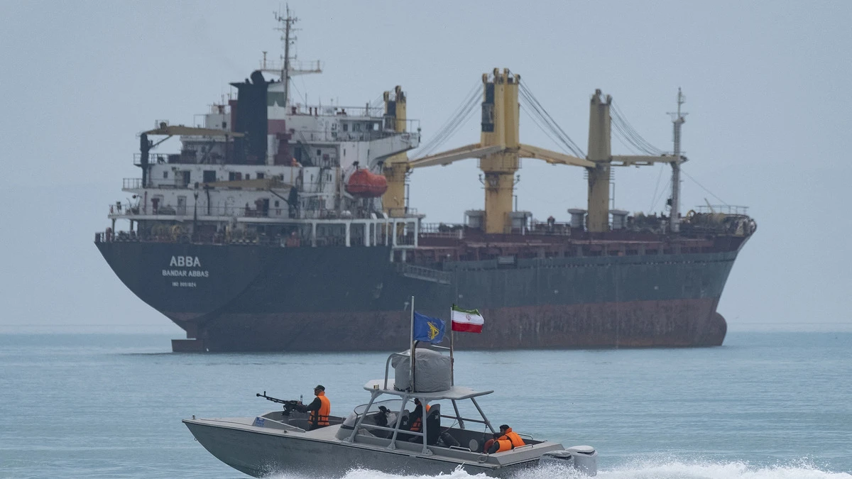 Iran tuyên bố chiếm quyền điều khiển UAV do thám Mỹ tại eo biển Hormuz - Hình 1