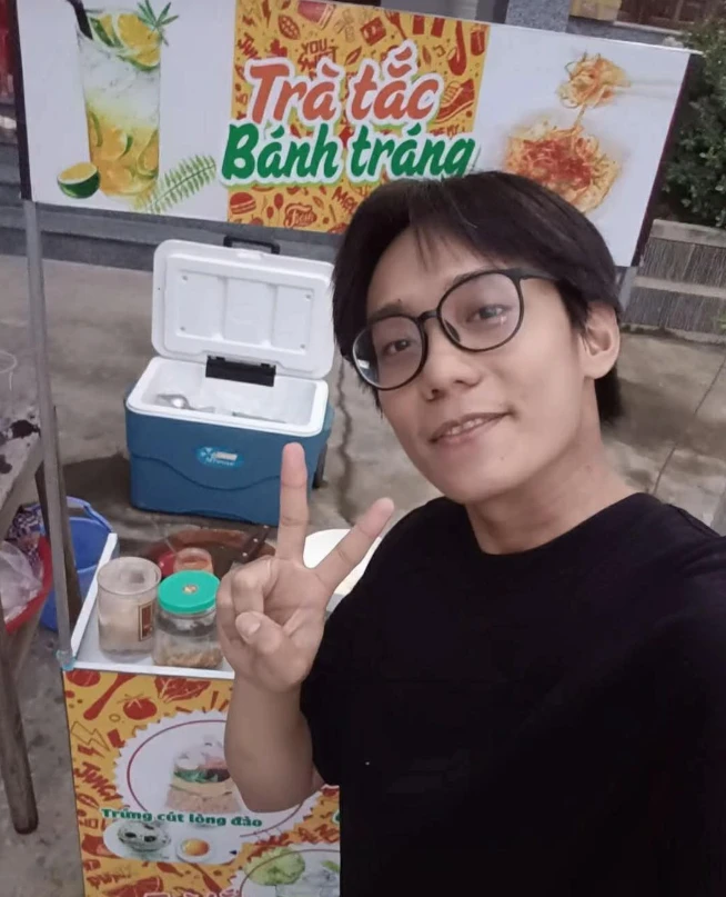Nam diễn viên vừa được Cục Truyền thông Công an nhân dân trao giấy khen, đổi đời vẫn bán bánh tráng ở Nha Trang - Hình 2