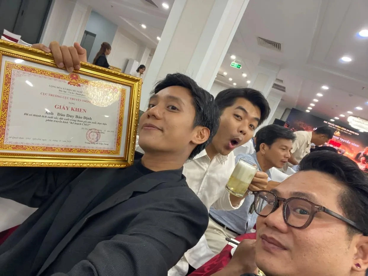 Nam diễn viên vừa được Cục Truyền thông Công an nhân dân trao giấy khen, đổi đời vẫn bán bánh tráng ở Nha Trang - Hình 1