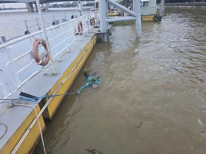 Phát hiện thi thể nữ trôi dạt vào bến tàu sông Sài Gòn - Hình 1