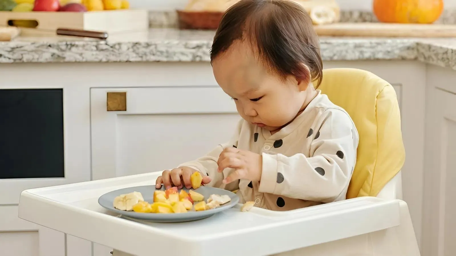 Trẻ 1 tuổi ăn được bánh kẹo gì? 3 điều cha mẹ cần kiểm tra ngay trước khi đưa cho con - Hình 1