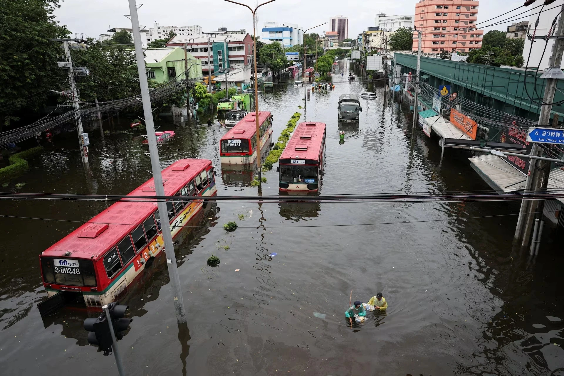 Bangkok chạm ngưỡng chống chịu khi lũ lụt biến đường phố thành hồ nước - Hình 1