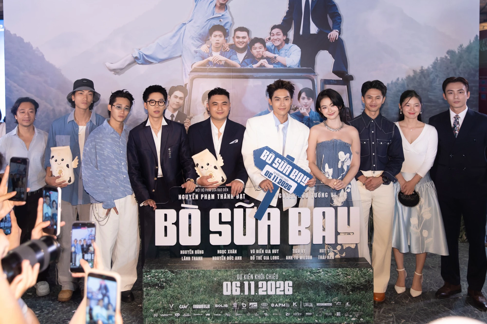 Cặp sao Vbiz vướng tin đồn rạn nứt nay đụng mặt ở thảm đỏ, kể sạch về lùm xùm bóc phốt trên livestream - Hình 1