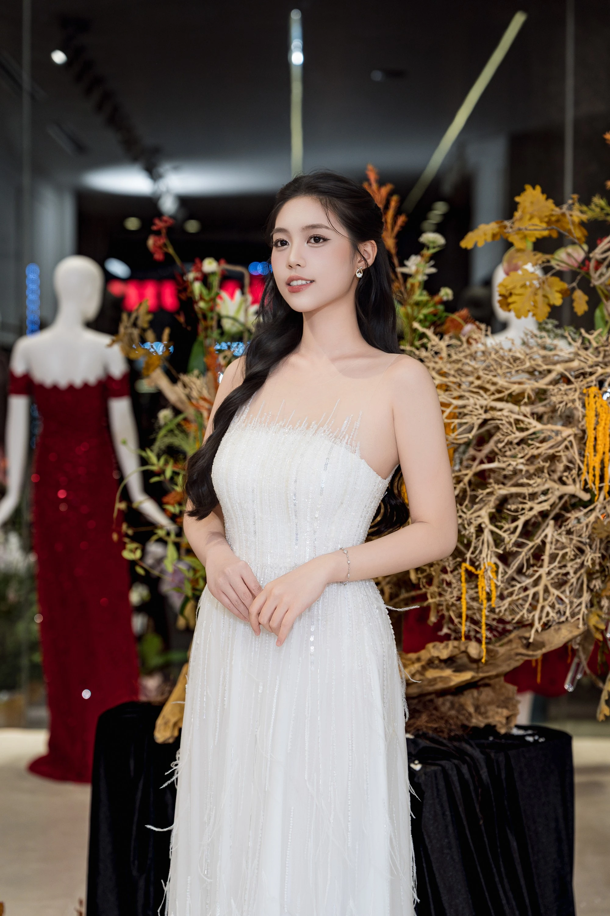 Đỗ Mỹ Linh đọ sắc cùng hội dâu hào môn, 1 Hoa hậu bí ẩn nhất Vbiz bất ngờ xuất hiện - Hình 15