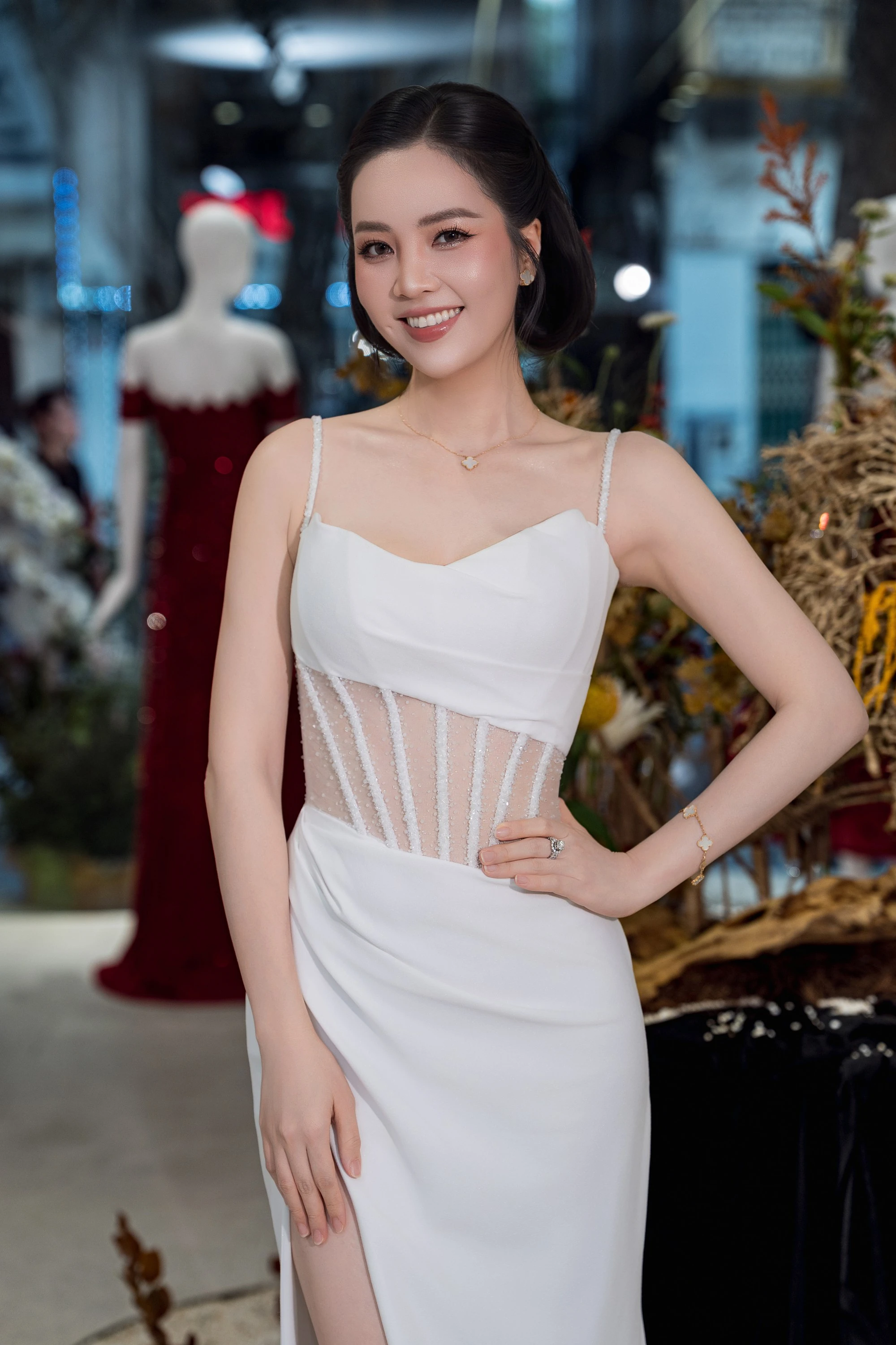 Đỗ Mỹ Linh đọ sắc cùng hội dâu hào môn, 1 Hoa hậu bí ẩn nhất Vbiz bất ngờ xuất hiện - Hình 17