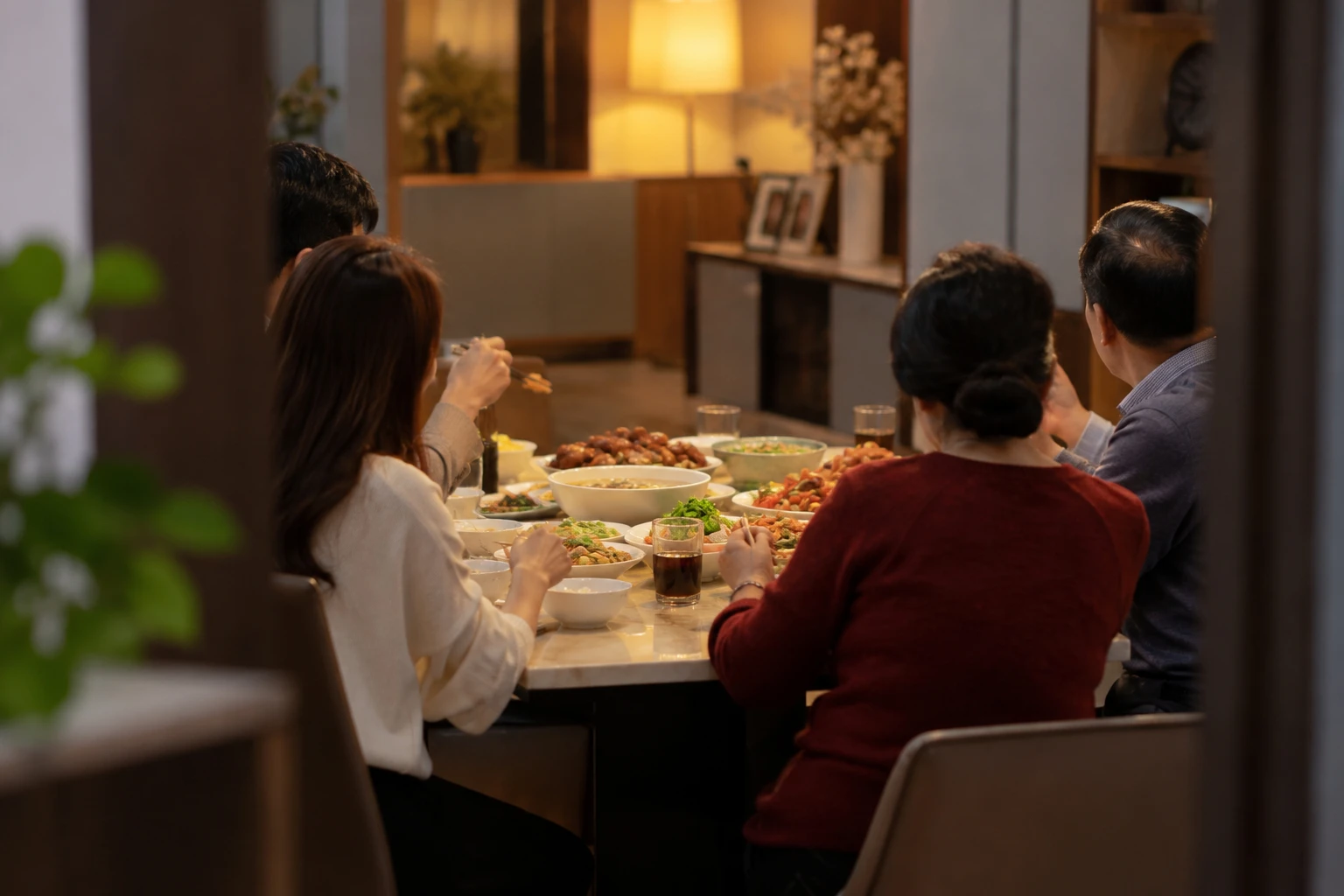 Anh rể khoe thu nhập 50 triệu/tháng, tôi ném cái áo chị gái hay mặc ai ngờ anh thú nhận tất cả - Hình 1