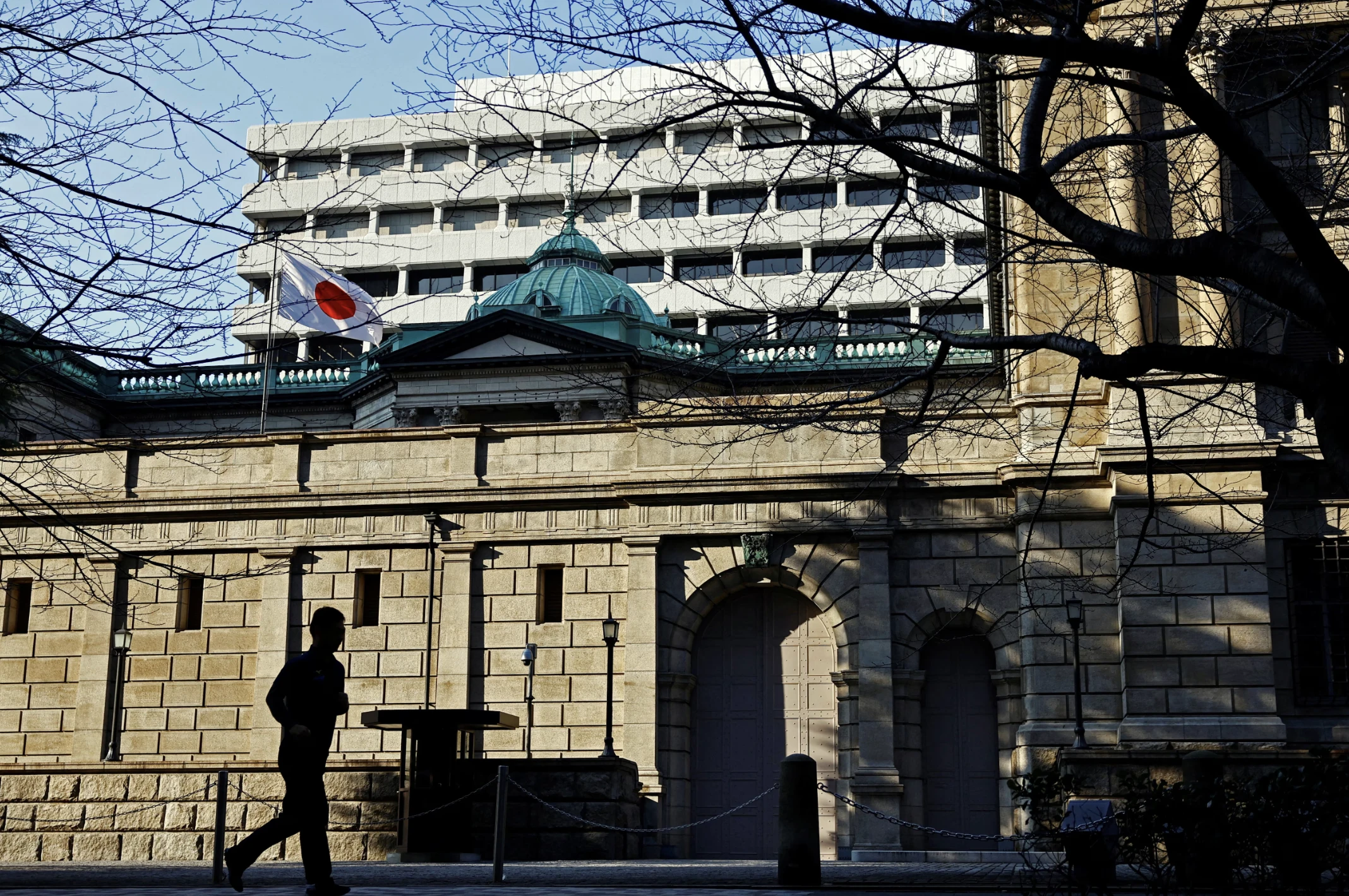 BoJ giữ nguyên lãi suất khi lạm phát cán đích 2% - Hình 1