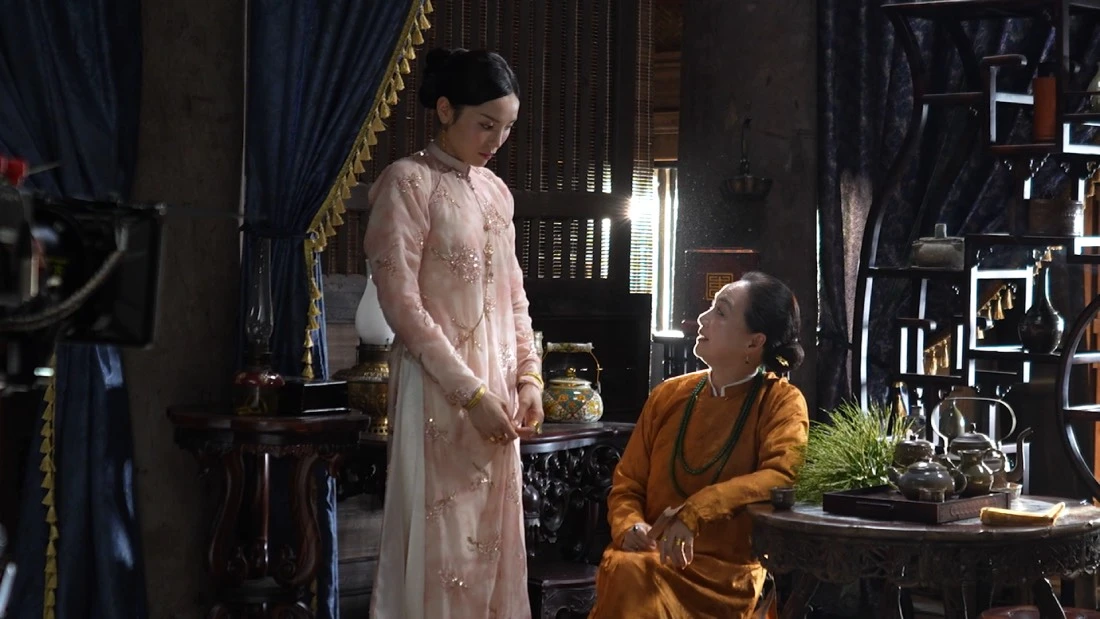 Chị Chị Em Em 3: Chẳng còn gì ngoài Lan Ngọc, cảnh nóng và tranh cãi tam quan lệch lạc? - Hình 8