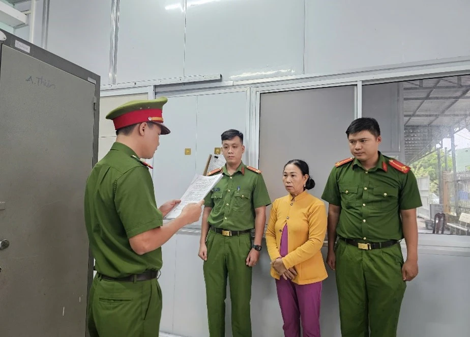Người phụ nữ lái tàu tông nạn nhân tử vong rồi bỏ trốn - Hình 1