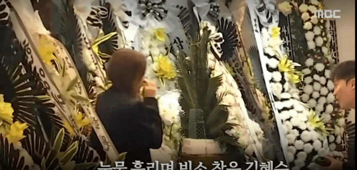 Tang lễ người cha quốc dân đột ngột qua đời ngày 29/10: Kim Hye Soo khóc sưng mắt, bà nội quốc dân cùng dàn sao xót xa tiễn đưa - Hình 7