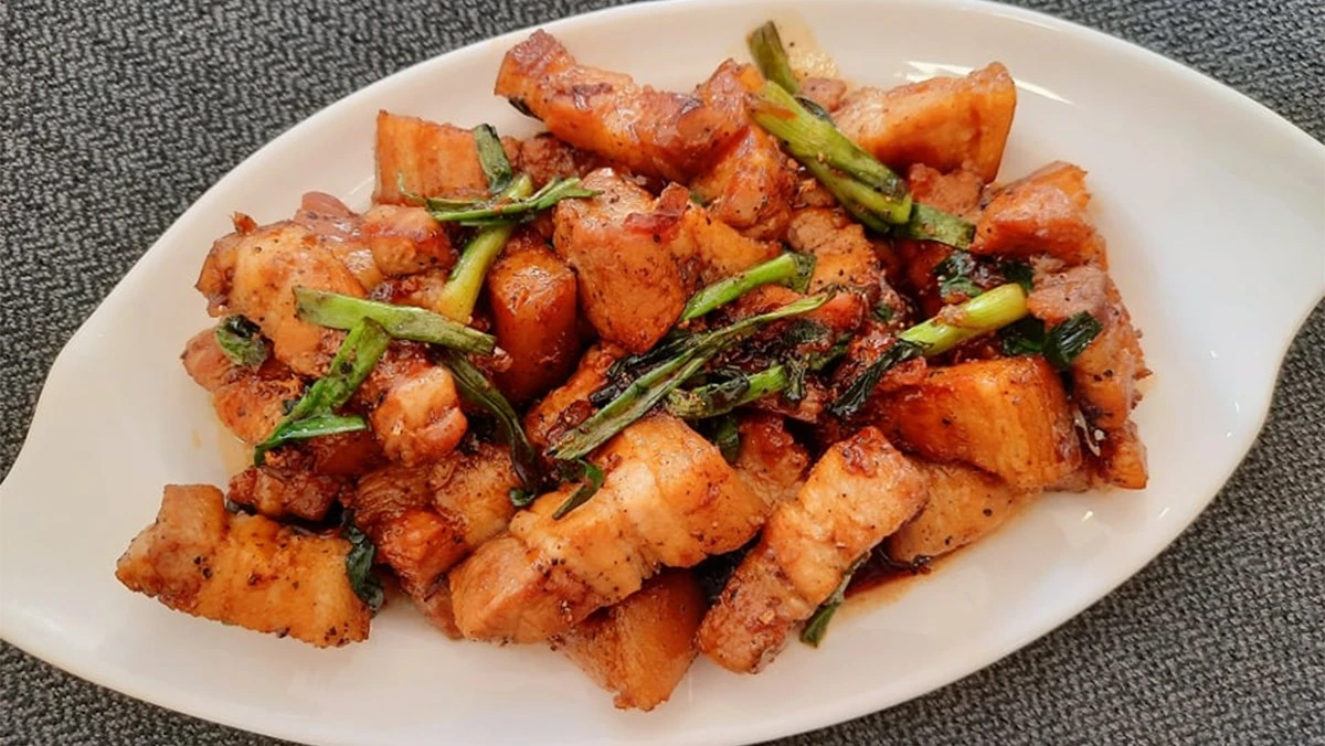 Cuối tuần rang thịt ba chỉ cháy cạnh, miếng thịt vàng ruộm, thơm nức, ăn với cơm nóng cực cuốn - Hình 8