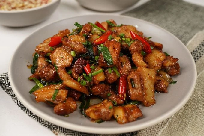 Cuối tuần rang thịt ba chỉ cháy cạnh, miếng thịt vàng ruộm, thơm nức, ăn với cơm nóng cực cuốn - Hình 7