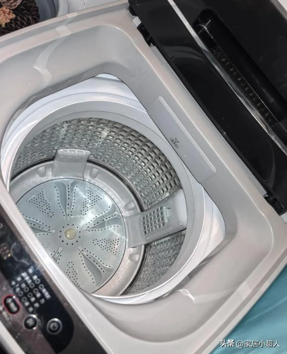 Dùng máy giặt cửa trước suốt 5 năm, tôi bất ngờ đổi sang cửa trên: Trông hơi lỗi thời nhưng càng dùng càng thấy tiện - Hình 2