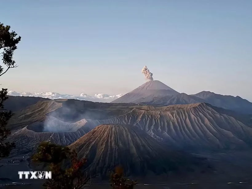 Indonesia cảnh báo nguy cơ từ 3 núi lửa cùng hoạt động - Hình 1