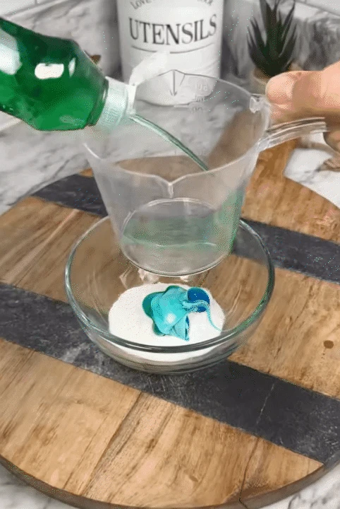 Kem đánh răng trộn với nước rửa chén, dầu gội hay baking soda sẽ ra sao? 4 mẹo dọn nhà khiến hội chị em tò mò muốn thử ngay - Hình 10