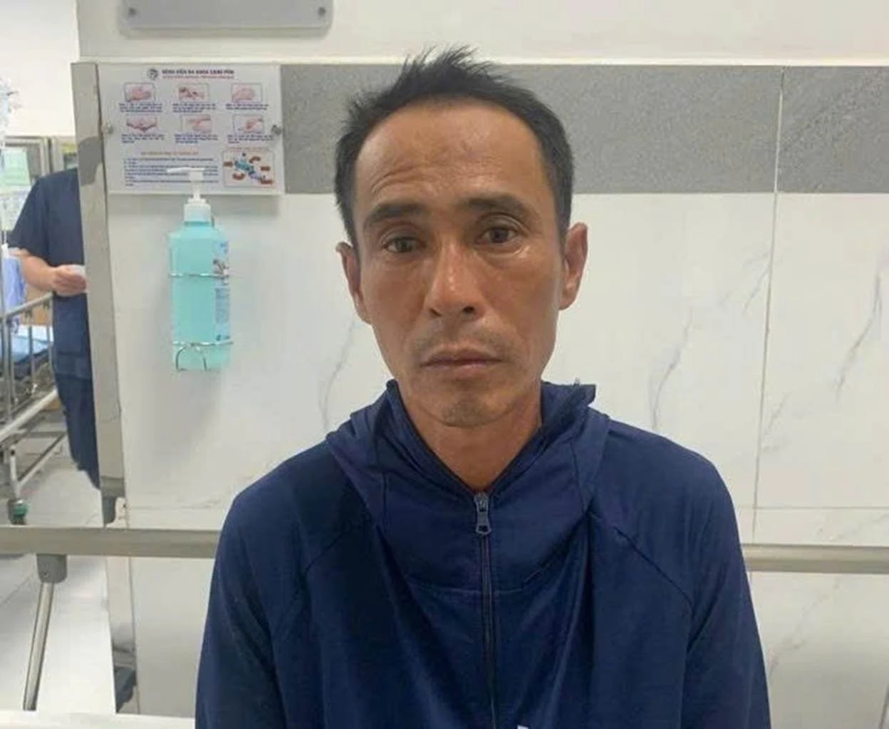 Khởi tố người điều khiển cần cẩu làm sập tường, đè chết một phụ nữ ở Hà Nội - Hình 1