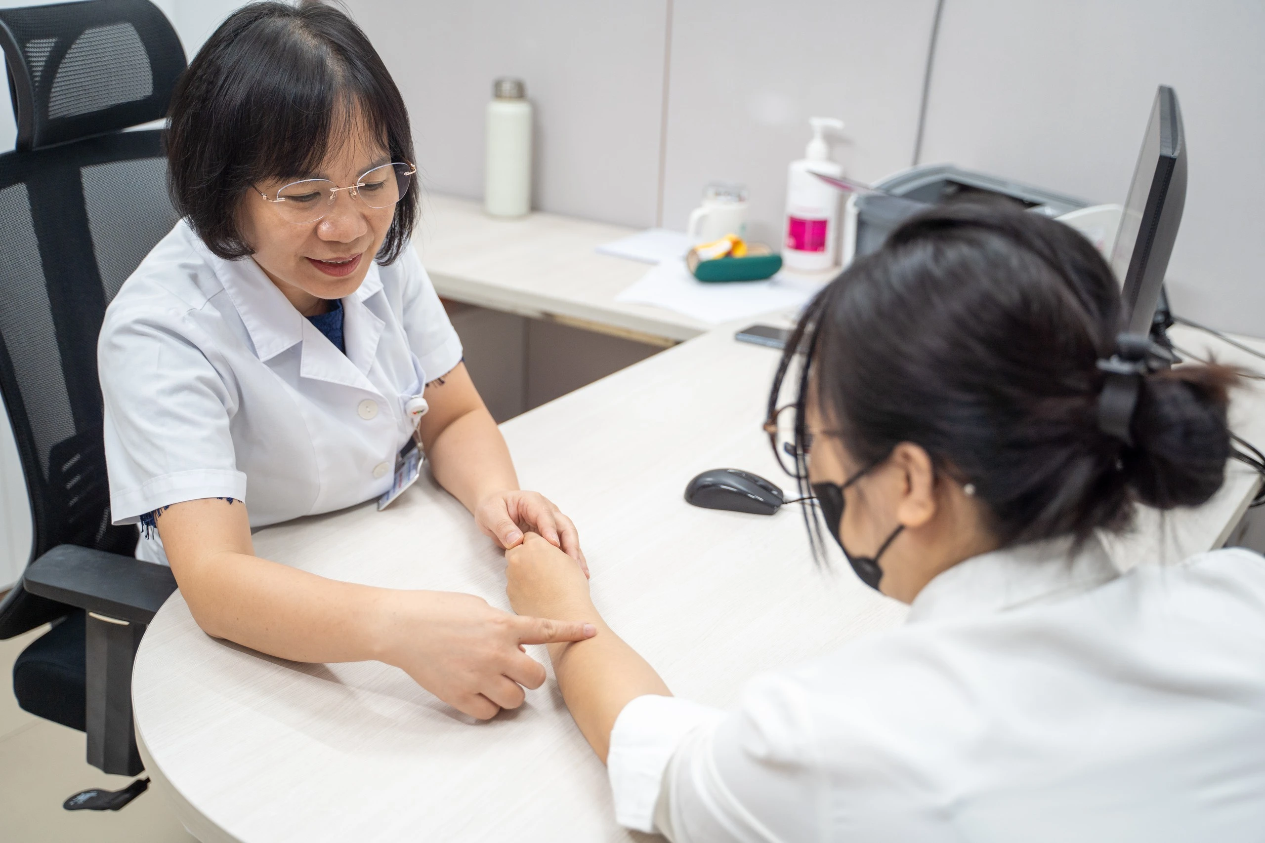 Ngứa dai dẳng, cảnh báo bệnh nguy hiểm lây từ thú cưng - Hình 1