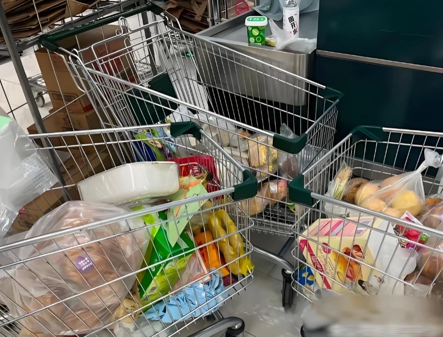 Nhìn xe đẩy đầy ắp thực phẩm chồng mua cho cả tuần, tôi vừa mừng vừa chạnh lòng khi nghĩ tới khoản viện phí 10 triệu - Hình 1