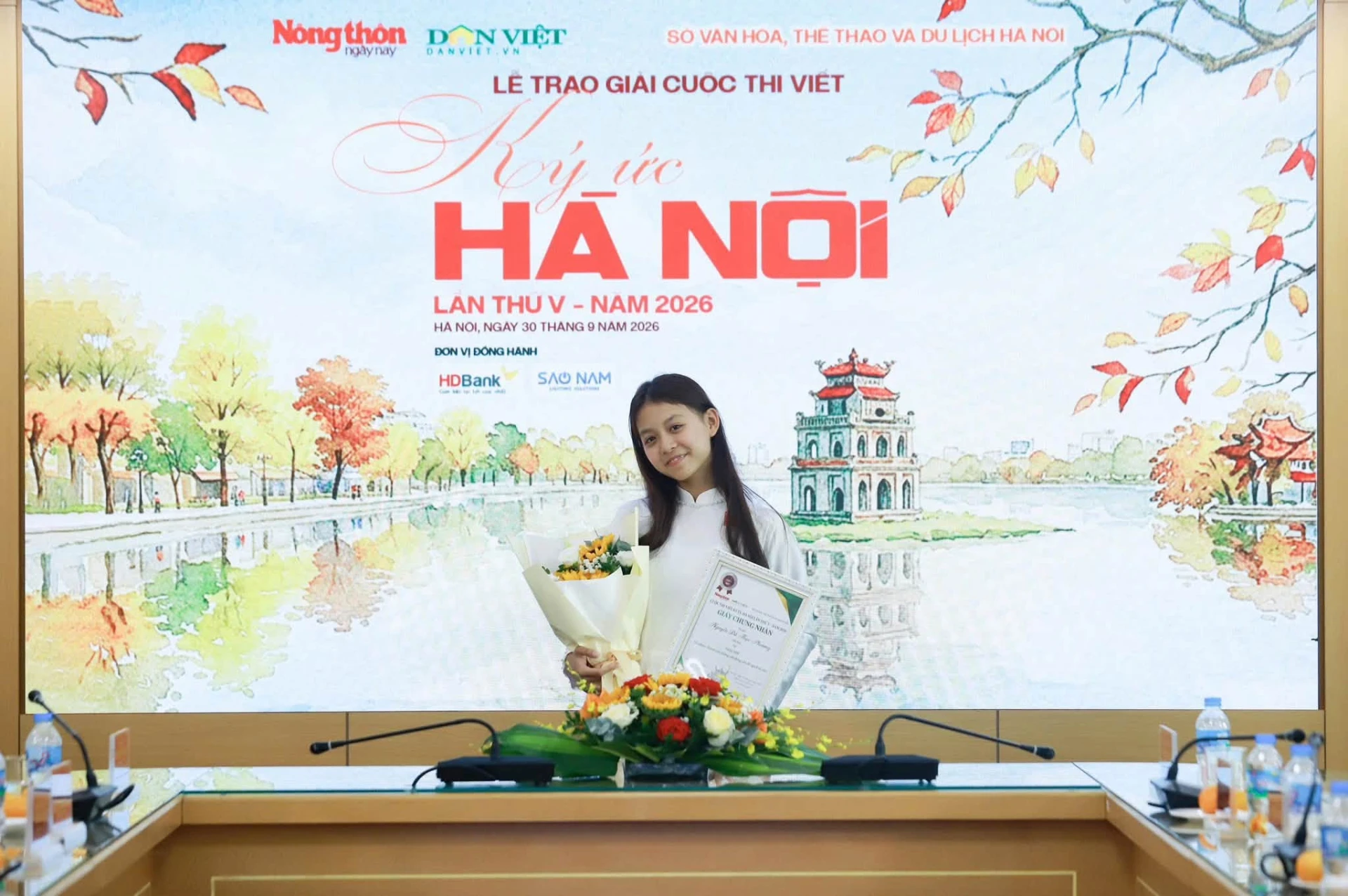 Vbiz có cô bé 6 tuổi làm MC Thời sự, 13 tuổi được Sở Văn hóa khen thưởng, nhan sắc đố ai chê nổi - Hình 7