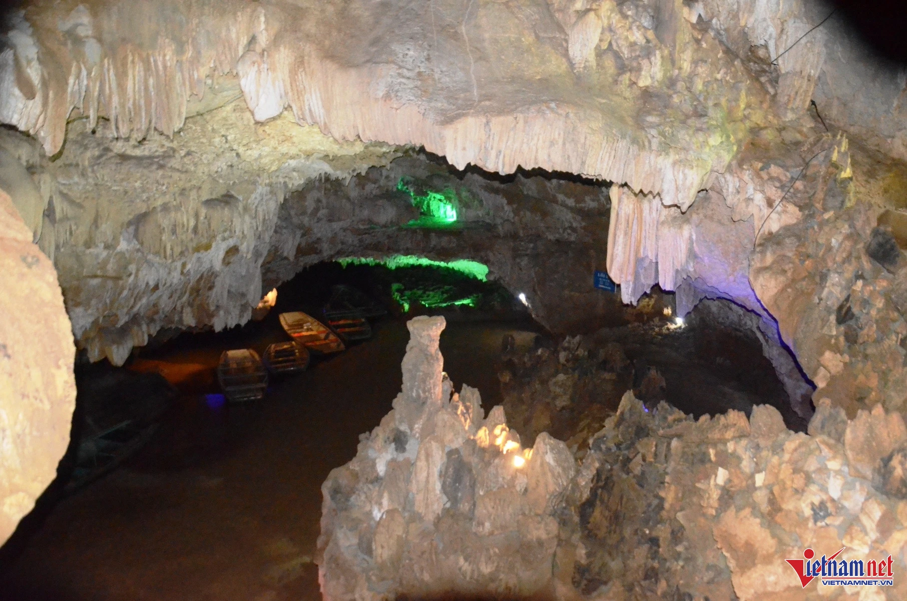 Hang động kỳ thú ở Ninh Bình, du khách đi thuyền giữa dải ngân hà - Hình 10