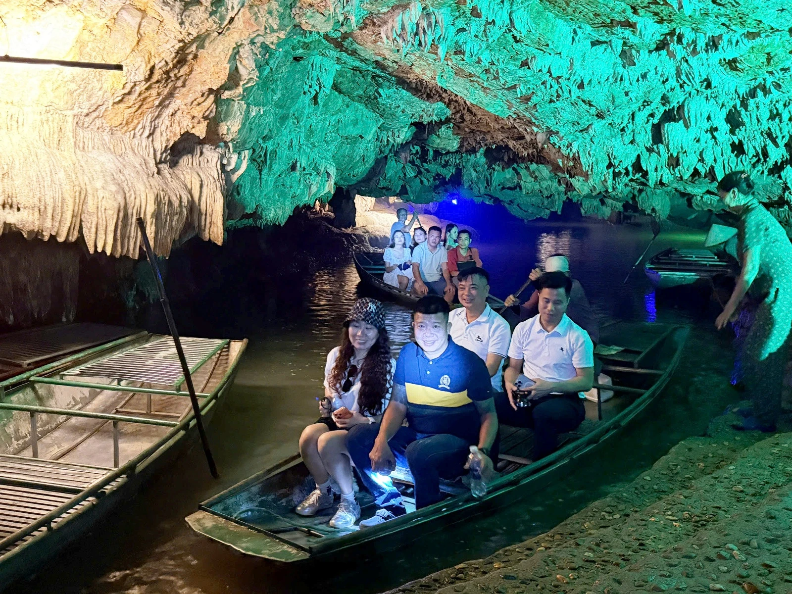 Hang động kỳ thú ở Ninh Bình, du khách đi thuyền giữa dải ngân hà - Hình 12