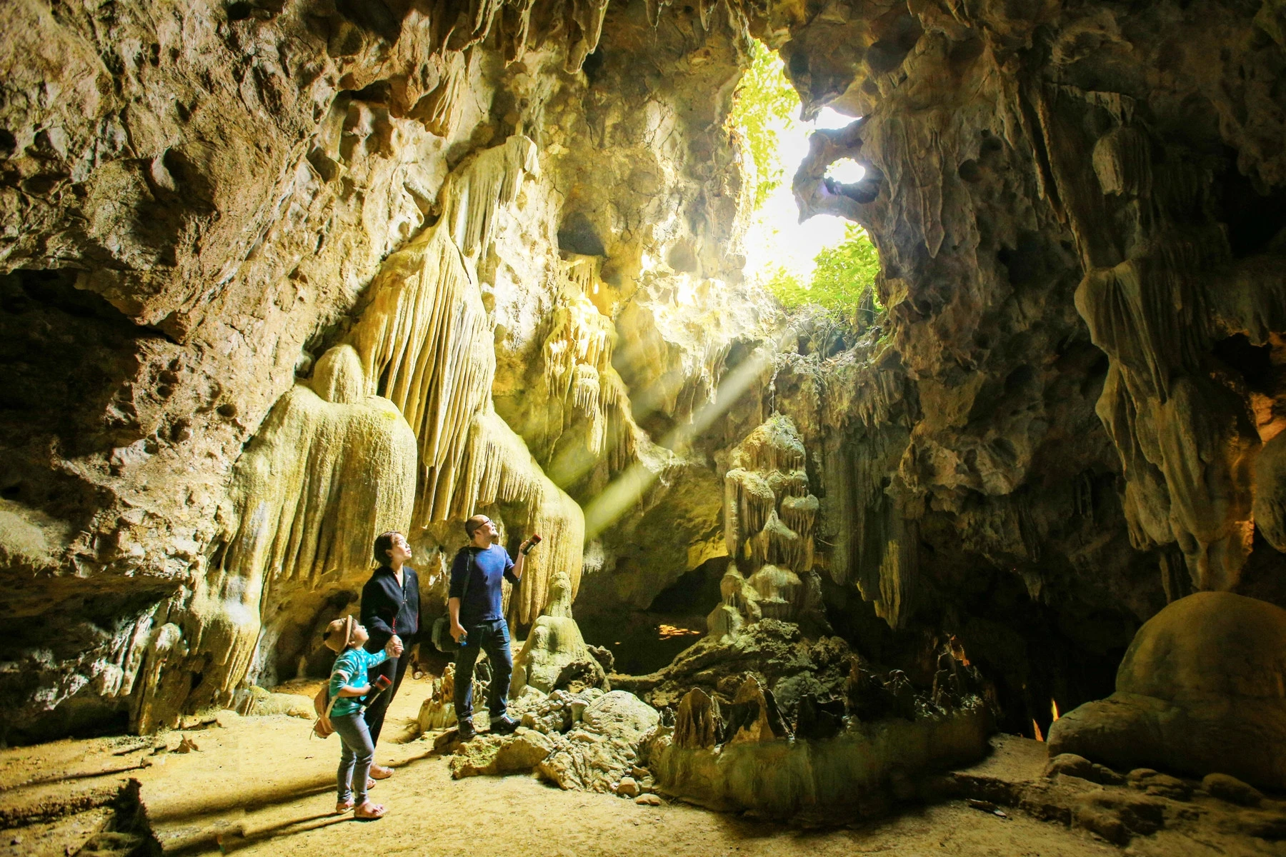 Hang động kỳ thú ở Ninh Bình, du khách đi thuyền giữa dải ngân hà - Hình 8