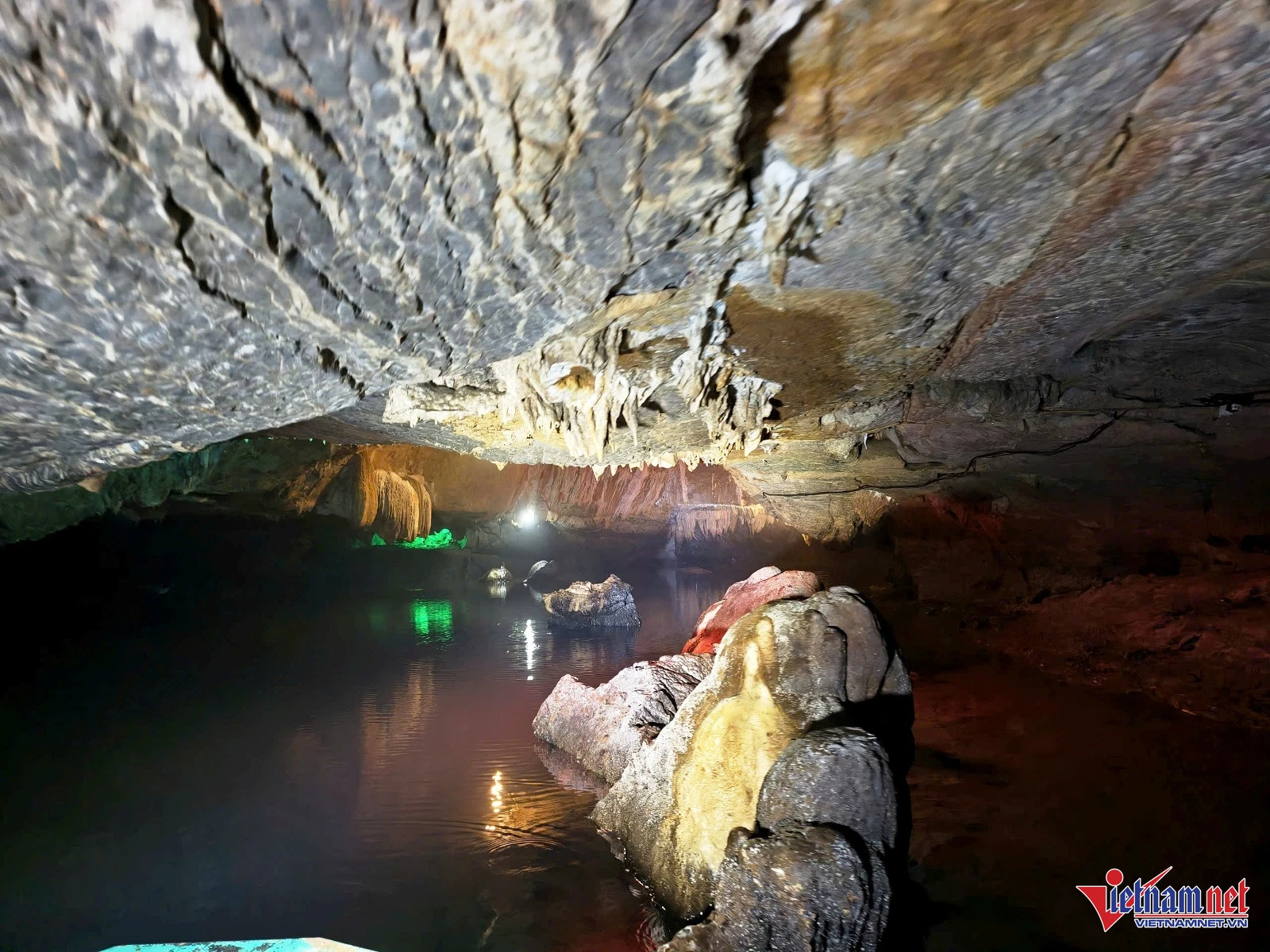 Hang động kỳ thú ở Ninh Bình, du khách đi thuyền giữa dải ngân hà - Hình 11