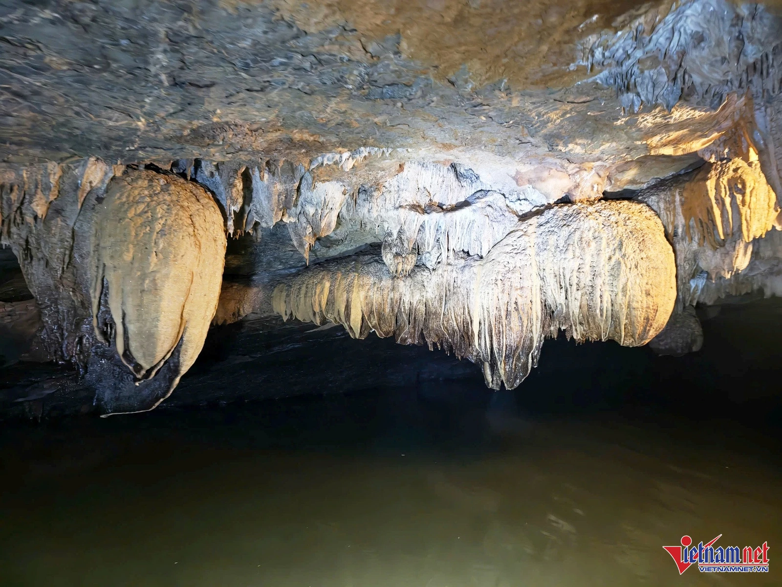 Hang động kỳ thú ở Ninh Bình, du khách đi thuyền giữa dải ngân hà - Hình 13