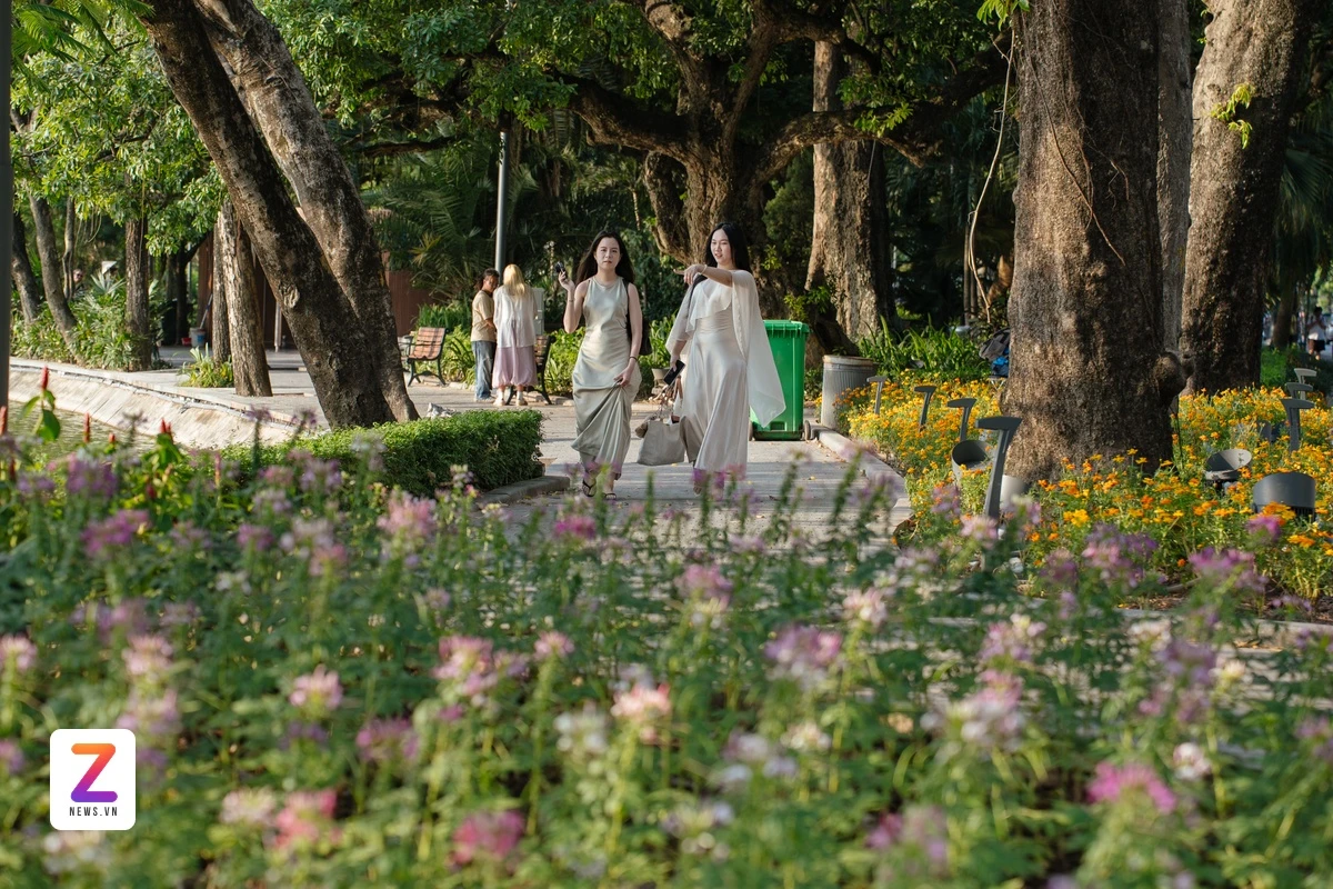 Kín nàng thơ chụp ảnh ở Hồ Gươm - Hình 6